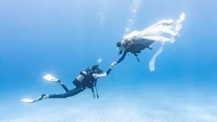 Scuba Dive Wedding | Underwater Elopement in the Indian Ocean