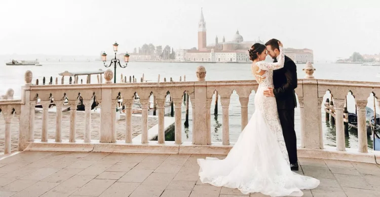 Glamorous Elopement in Venice, Italy | Photography and Gondola-Ride