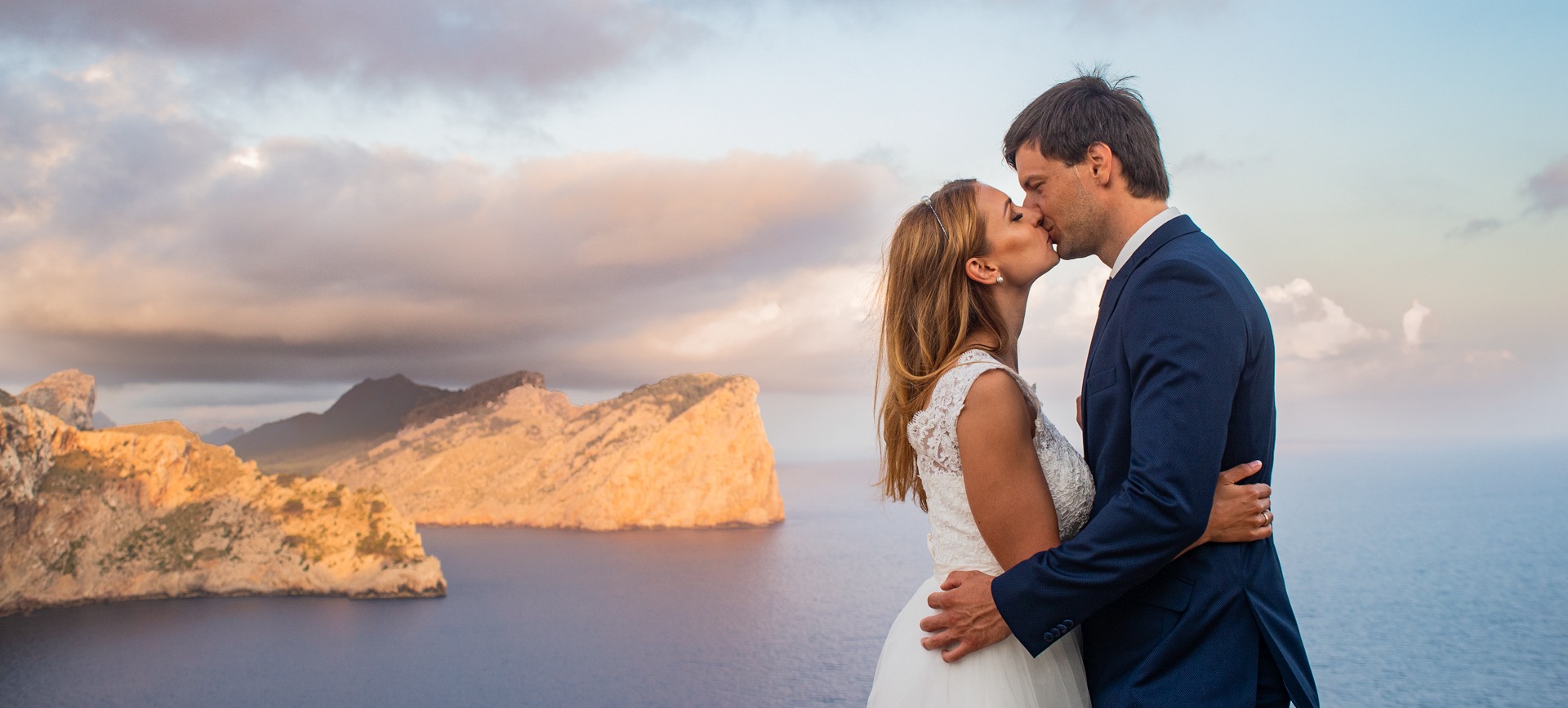 Mallorca beach elopement in Cap formentor - bride and groom kissing in sunrise in front of amazing oceanviews