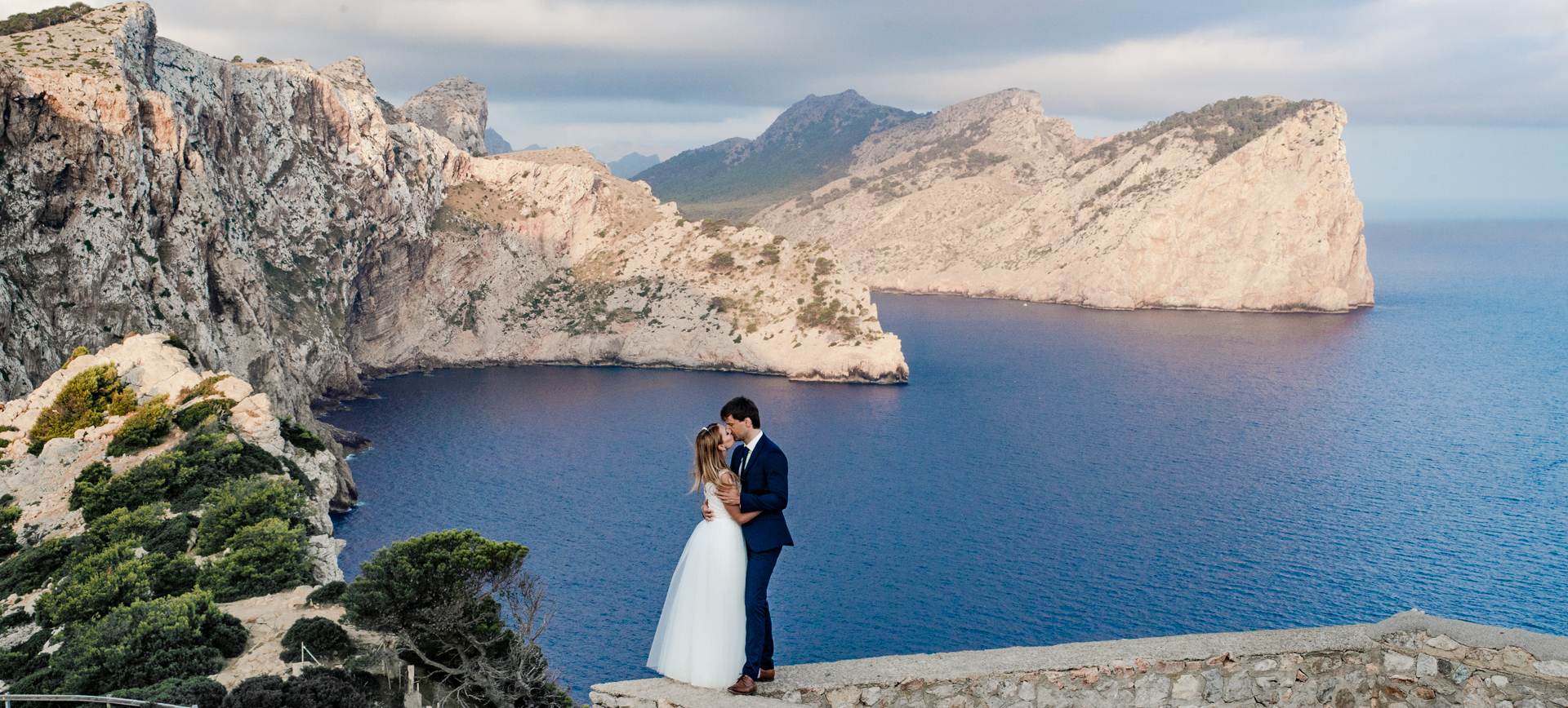 mallorca elopement in Formentor pollensa - scenic wedding photo in Mallorca