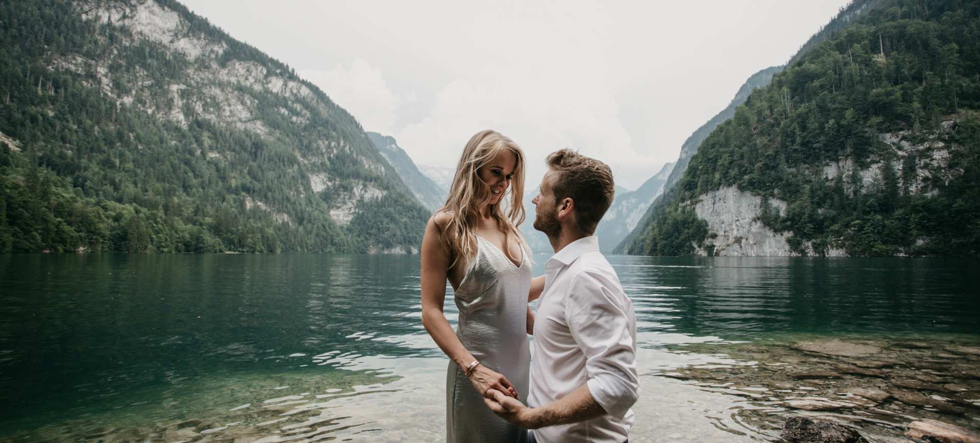 mountain couple photoshoot at lake Königessee in Germany