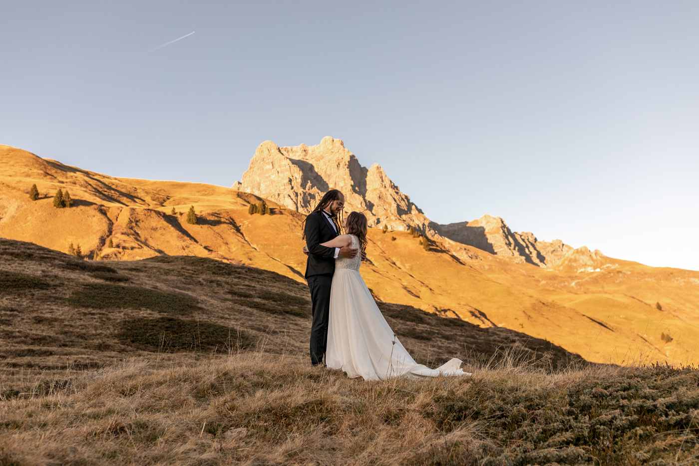 hiking wedding in austria sunset photos