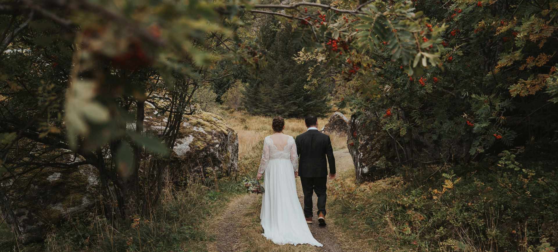 Hiking wedding elopement in Lofoten